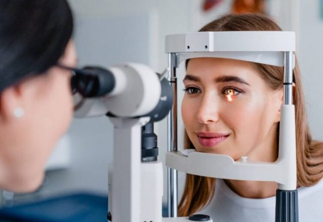 eye-doctor-with-female-patient-during-an-examination-in-modern-clinic-picture-id1189362136_1-1200x800-1-825x510